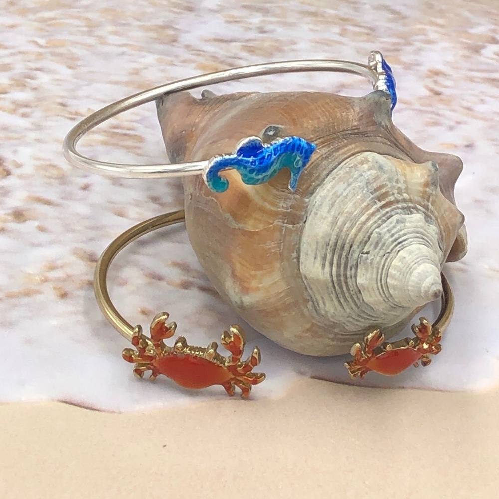 🌼 Red Crab Seahorse Enamel Cuff Bracelet